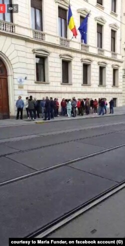 Coadă la o secție de votare la Viena