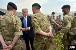 Michael Fallon cu instructori militari britanici in Ucraina.