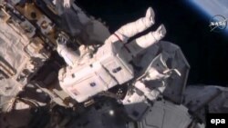 Кейт Рубинс и Джефф Уильямс во время выхода в открытый космос 19 августа 2016 года