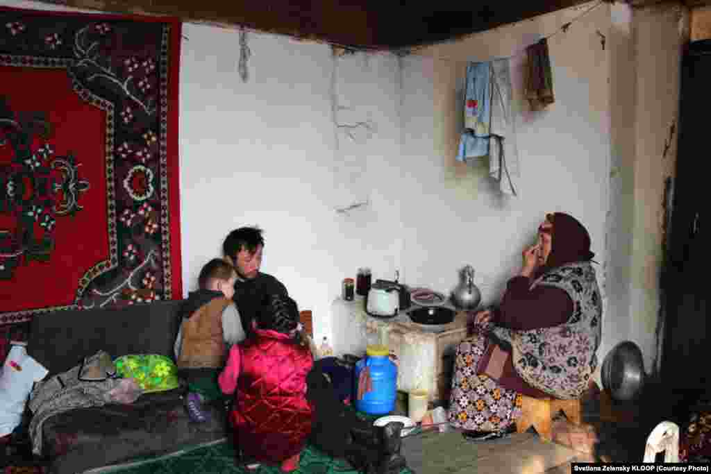 Они - единственная в селе семья этнических кыргызов, отказавшихся переезжать в Кыргызстан после распада СССР