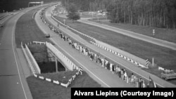 Учасники акції «Балтійський шлях», Латвія, 1989 рік. 600-кілометровий «живий ланцюг» з’єднав Вільнюс, Ригу і Таллінн