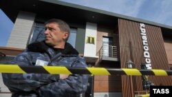 Співробітник охоронної служби біля ресторану швидкого харчування Макдоналдс на привокзальній площі залізничного вокзалу Сімферополя