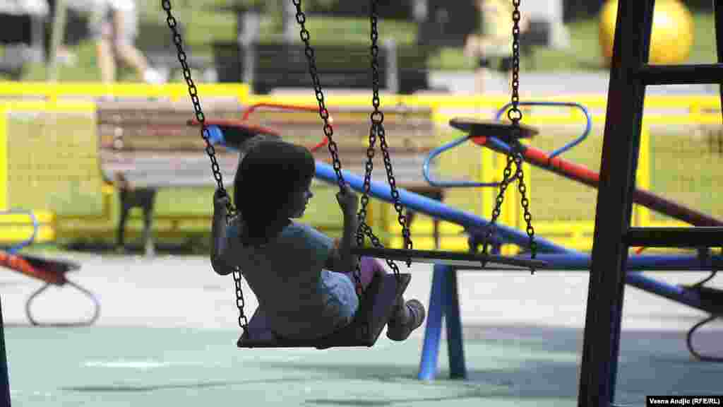 Uvijek raspoložena za igru, djeca u jednom beogradskom parku. 