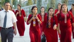 Türkmenistanda student we okuwçy gyzlardan täze okuw formasy – giň köýnek, balak geýmek talap edilýär