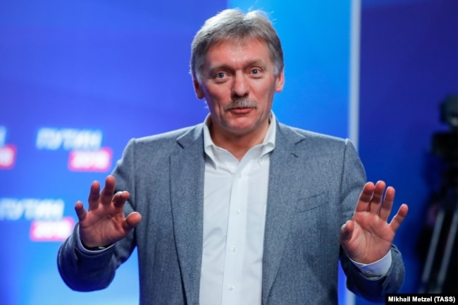Дмитрий Песков общается с журналистами