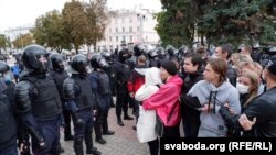 Участники акции протеста в Беларуси и силовики, архивное фото