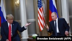 Дональд Трамп и Владимир Путин во время встречи в Хельсинки