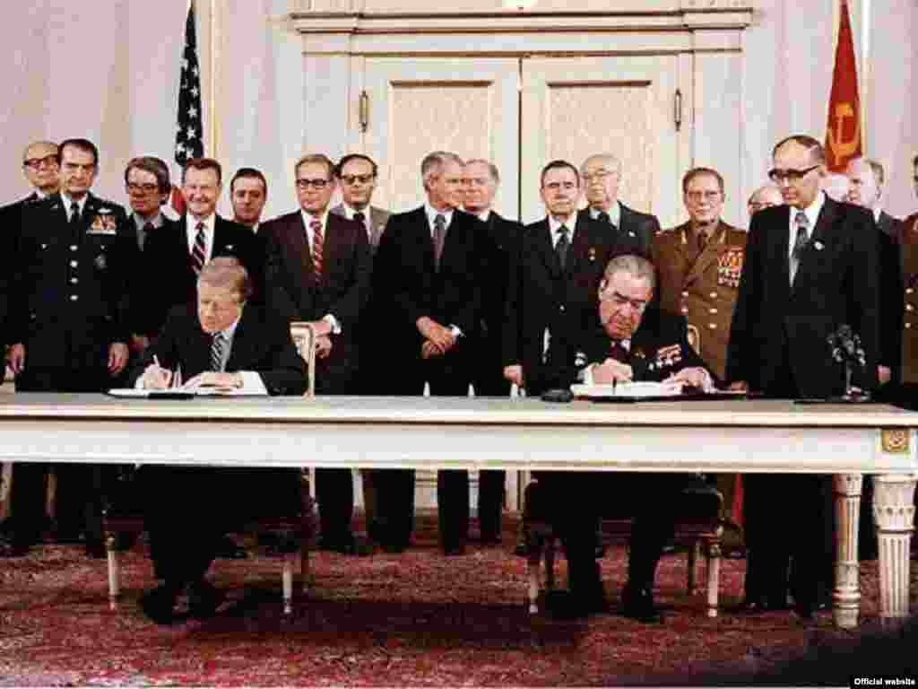 Russia/US- U.S. President Jimmy Carter and Soviet leader Leonid Brezhnev sign the SALT II treaty, Vienna,18Jun1979 - Rob2007