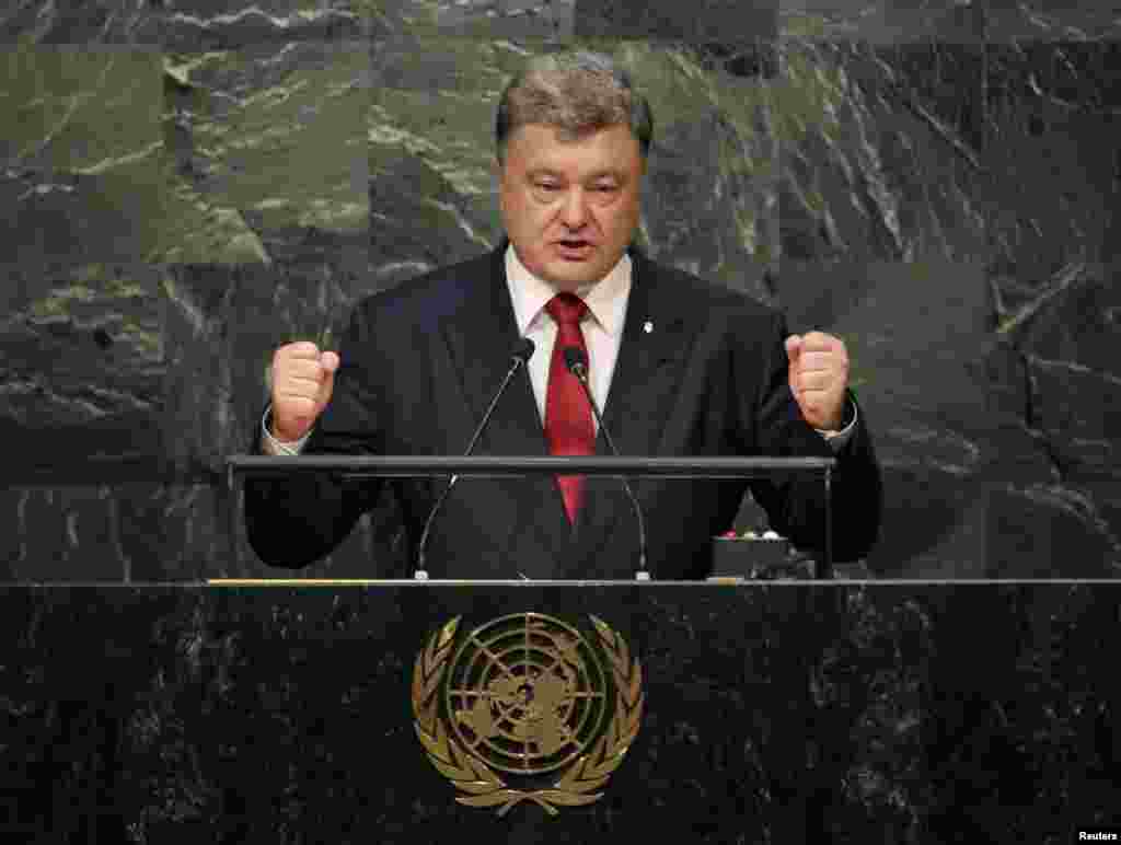 پترو پوروشنکو، رئیس&zwnj;جمهوری اوکراین، کشوری که دولت مرکزی آن کنترلش را در مناطق شرقی از دست داده است، بار دیگر از مسکو و عملکرد آن در اوکراین انتقاد کرد و گفت کشورش &laquo;هدف خشونت&zwnj;های خارجی&raquo; قرار گرفته است.