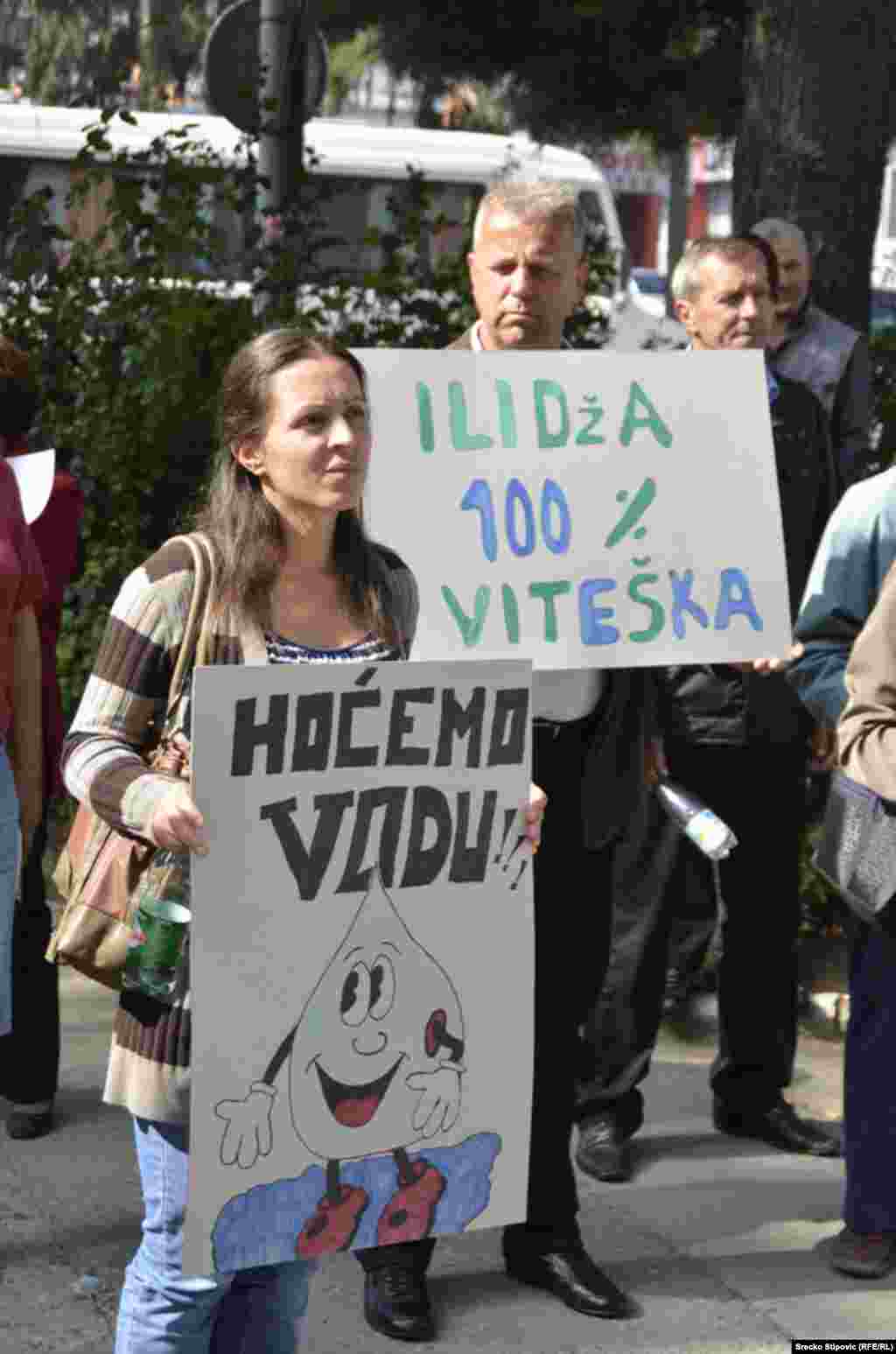 Bosnia and Herzegovina - Citizens of the city Vitez in central Bosnia, are protesting in front of the municipality due to the lack of the drinking wate and garbage problem; require local authorities to help them; protests held under the motto "We want wat