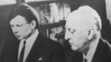 Рыгор Бярозкін (справа) і Васіль Быкаў, архіўнае фота