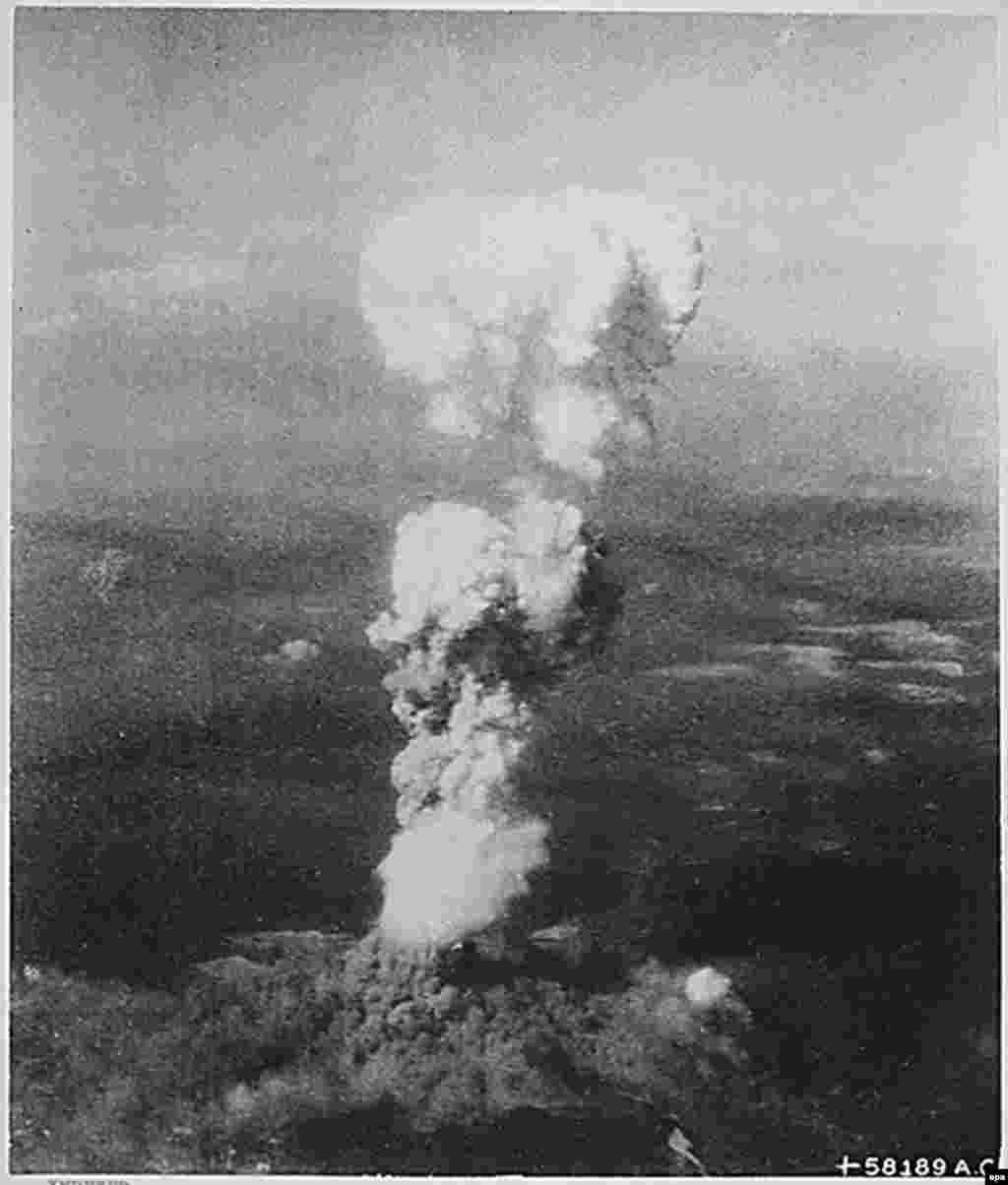 Fumul se ridică la 6.000 de metri deasupra Hiroshima, în timp ce fumul din explozia primei bombe atomice se răspândise peste 3.000 de metri. Japonia, 06 august 1945