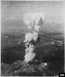 Атамны «грыб» над Хірасімай пасьля выбуху, 6 жніўня 1945 г.