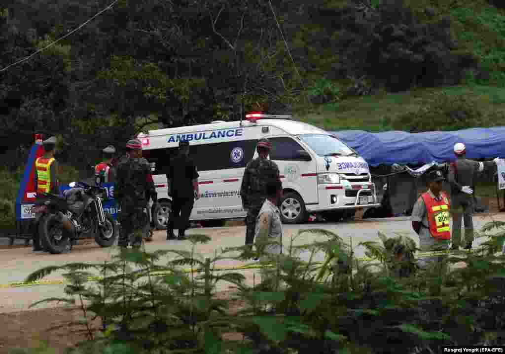 ТАЈЛАНД - Сите 12 деца и нивниот тренер се извлечени и спасени од пештерата во Тајланд каде беа заглавени повеќе од две недели. Еден од сапасувачите загина пред неколку дена додека им доставуваше боци со кислород на децата.