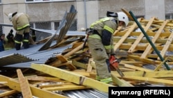 Зірвало дах: наслідки сильного вітру у Сімферополі (фотогалерея)