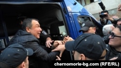 Николай Димитров пристига с конвоя си от "Съдебна охрана" в Несебър