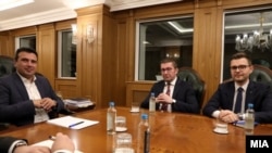 Pendarovski nije optimista u vezi sastanka lidera partija: Lider SDSM Zoran Zaev (levo) i lider VMRO DPMNE Hristijan Mickoski (u sredini)