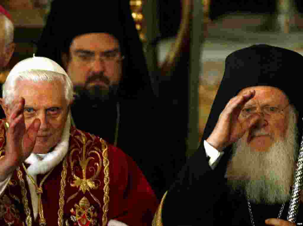 Папа Бенедикт и Вселенский патриарх Варфоломей во время богослужения в соборе святого Георгия в Стамбуле. 29 ноября 2006 г.