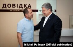 П’ятий президент України Петро Порошенко (праворуч) під час зустрічі з громадським активістом Володимиром Балухом, політв’язень путінського режиму, який відмовився отримувати російський паспорт в окупованому Криму і розмістив на своєму будинку державний прапор України. Київ, 10 вересня 2019 року