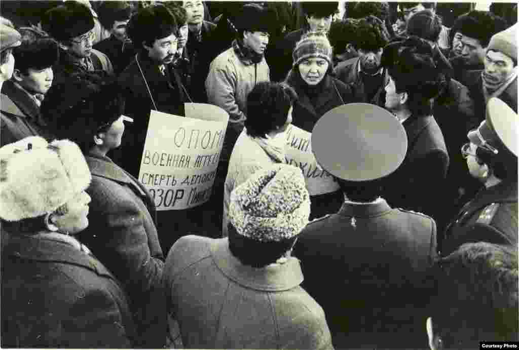 Кыргызстан. "КДКнын" Балтика өлкөлөрүнүн борборлоруна советтик аскерлерди киргизүүгө каршы жыйыны. 1991-ж. 21-январы. - “Кыргызстан” Демократиялык Кыймылынын өкүлдөрү Фрунзе (азыркы Бишкек) шаарынын Борбордук аянтында нааразылык жыйынын куруп, советтик аскерлердин Балтика өлкөлөрүнөн чыгарылышын талап кылышты. Ураандардын биринде “Эсиңерге келгиле! Аскердик кол салуу – демократиянын өлүмү дегендик! СССРдин Ички иштер министрлигине уят!” - деп жазылган. 1991-жылдын 21-январы. Ж.Жекшенин жеке архивинен. Timeline: January 13-20, 1991 - Communist forces attempt coup against democratic forces in Lithuan