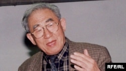 Профессор Мухаммед Ху Чжэнхуа Жусуп Баласагын атындагы КУУда. 2003.