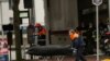 Через день после нападения в метро спасатель вывозит тело погибшего, 23 марта 