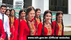 Туркменские студенты в униформе (иллюстративное фото) 