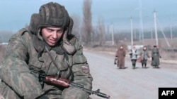 Российский солдат в Ачхой-Мартане. Чечня, 23 ноября 1999 года