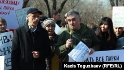 Экологиялық митингіні ұйымдастырушылардың бірі азаматтық белсенді Абай Ерекенов (микрофон ұстап тұр). Алматы, 29 ақпан 2020 жыл. 