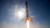 Первая ступень ракеты компании Space-X совершает вертикальную посадку на Землю в ходе технических испытаний, апрель 2016