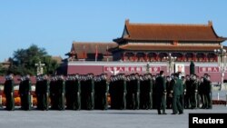 Katonák a pekingi Tienanmen téren a koreai háborúban való kínai részvétel hetvenedik évfordulója alkalmából tartott megemlékezésen 2020. október 23-án