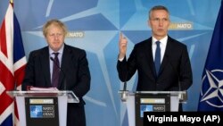 За словами Єнса Столтенберґа (праворуч від Боріса Джонсона), розмова стосувалася «безпеки в Європі та ситуації в Україні та навколо неї»