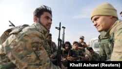 Tel Abyad şəhərində Türkiyənin dəstəklədiyi suriyalı üsyançılar