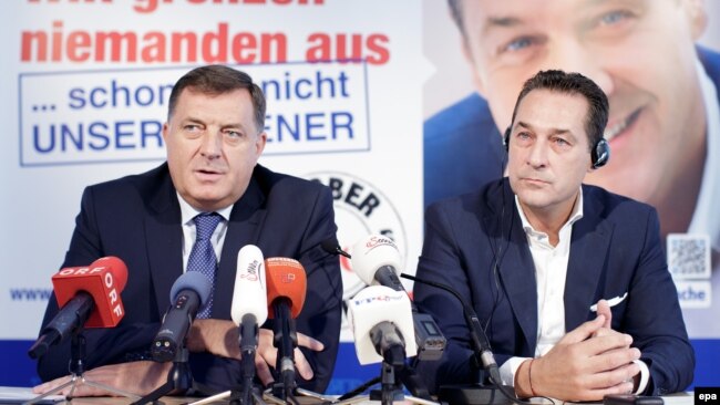 Dodik (L) i Štrahe na konferenciji za novinare u Beču, 21. septembar 2015.