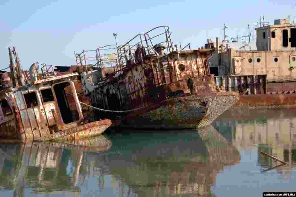 Старые баржи на побережье Каспийского моря, Туркменистан&nbsp;