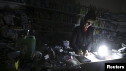 Продавщиця в Сімферополі працює при свічках, 22 листопада 2015 року
