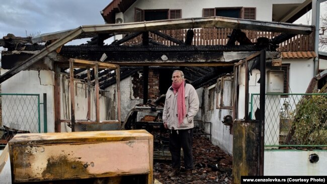 Novinar Milan Jovanović (na fotograrfiji pored izgorjele kuće), čiji je slučaj među poznatijima u Srbiji, kaže za RSE da mu medijske strategije i planovi ništa ne znače.