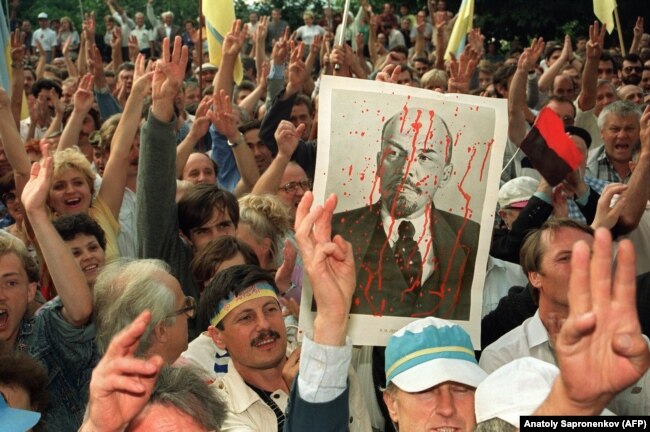 Мітинг біля будівлі ЦК КПУ через день після проголошення Незалежності України. Київ, 25 серпня 1991 року