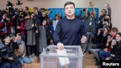 Володимир Зеленський під час голосування в першому турі, Київ, 31 березня