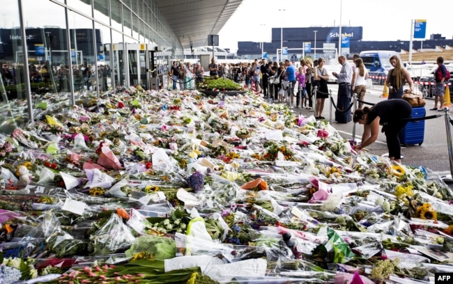 Нідерланди. Букети в пам’ять про жертв в аеропорту Амстердама «Схіпхоль» невдовзі після трагедії. Майже 200 із 298 людей, загиблих під час катастрофи, були громадянами Нідерландів