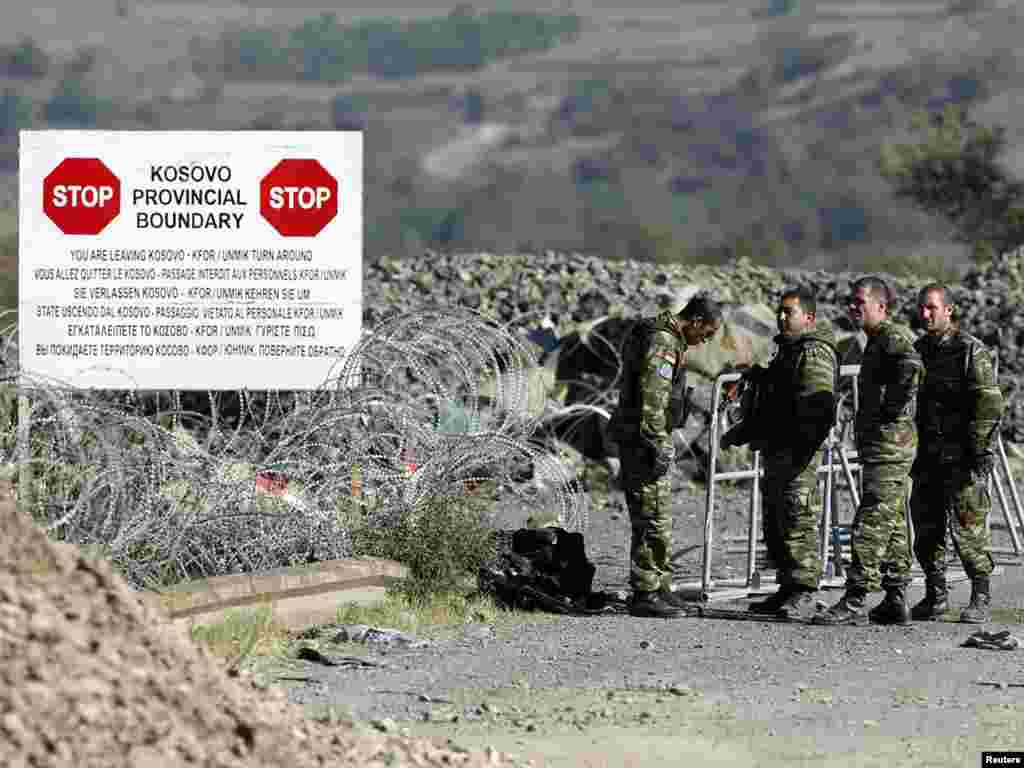 Armenijski vojnici KFOR-a na graničnom prelazu Jarinje, 28.09.2011. Foto: Reuters / Marko Đurica 