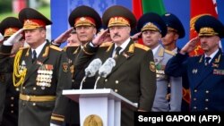 Лукашенко не уточнив, від кого саме вбачає загрозу, пояснивши приведення військ у готовність висловлюваннями неназваних «представників іноземних держав»