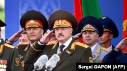 Аляксандар Лукашэнка з набліжанымі генэраламі ў форме. Архіўнае фота