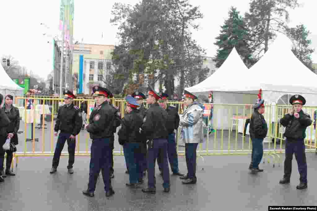 Полицейские оцепили площадь, на которой проходят праздничные мероприятия в честь Наурыза. Алматы, 22 марта 2013 года.