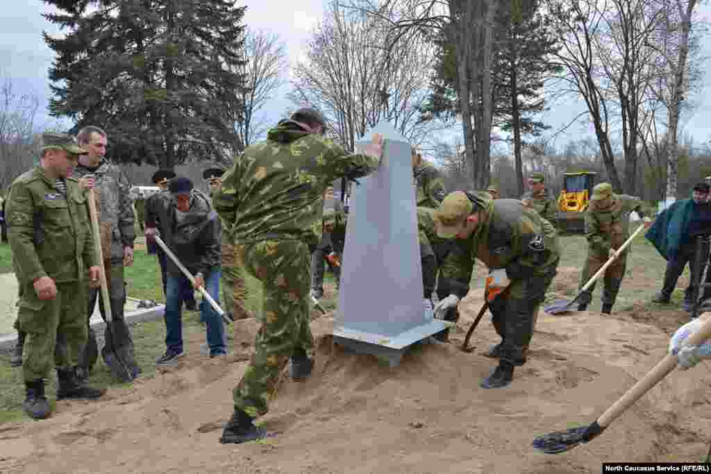 На могиле установили памятник