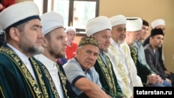 Президент Татарстана (Россия) Рустам Минниханов на праздничном намазе на Ораза-байрам. 4 июня 2019 года