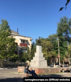 Порожній постамент від пам’ятника Леніну в місті Болграді