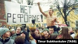 Латвиядә урыс телен укыту тарафдарлары митингы (архив фотосы)