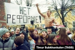 Латвия мәгариф министрлыгы каршында урыслар митингы (архив фотосы)