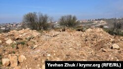 В куче грунта сотни обломков старинной черепицы